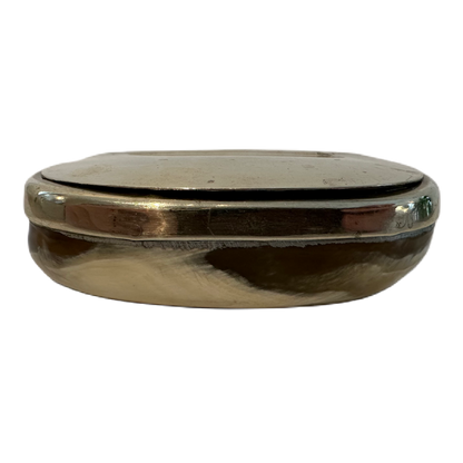 Snusdosa i horn med silverfärgat lock.
