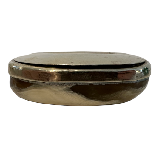 Snusdosa i horn med silverfärgat lock.