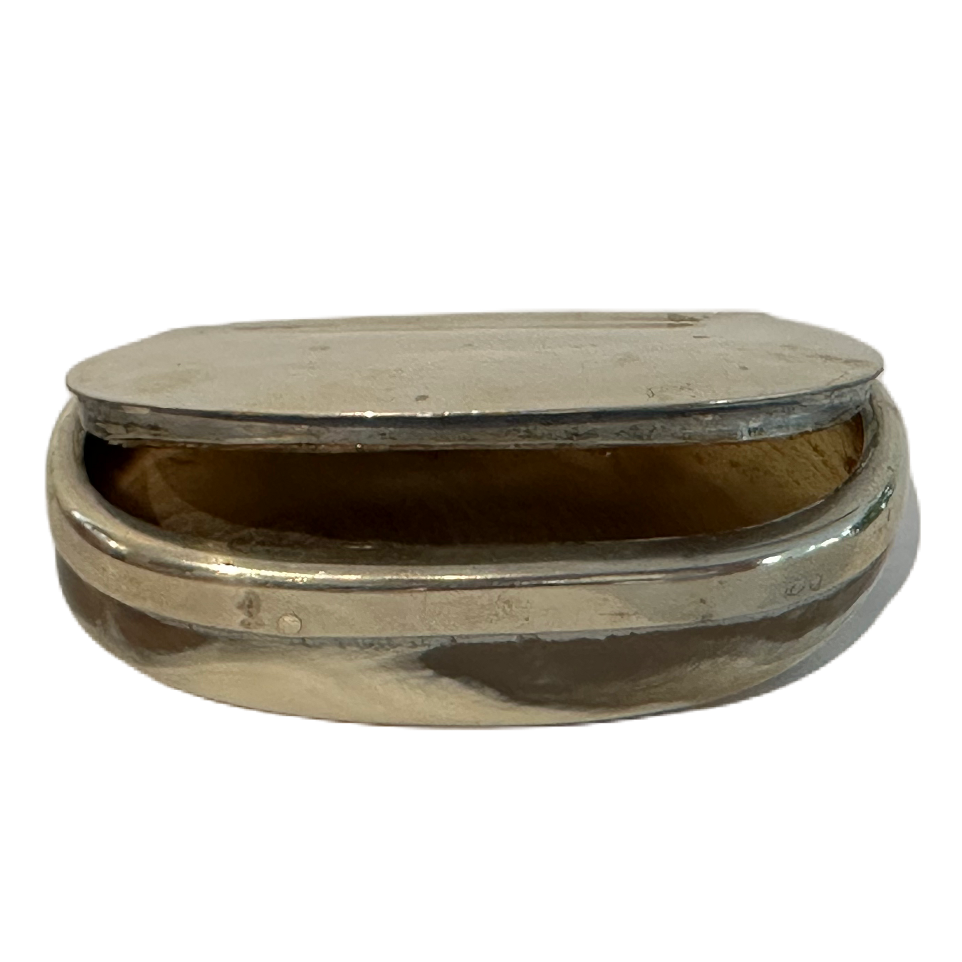 Snusdosa i horn med silverfärgat lock.