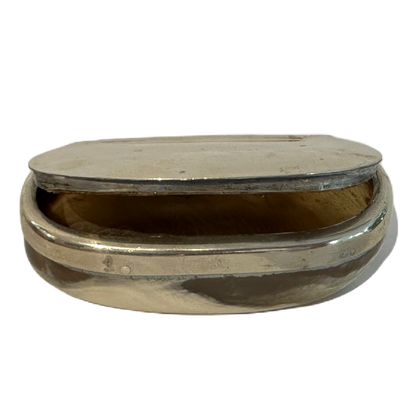 Snusdosa i horn med silverfärgat lock.