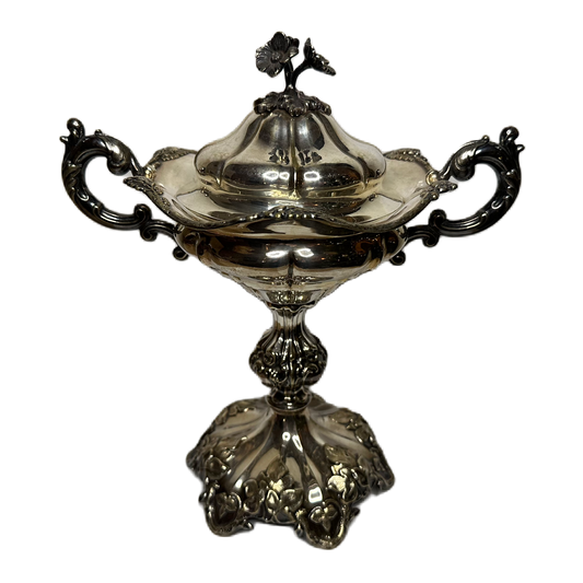 Utsmyckad sockerskål på fot och lock i nysilver.