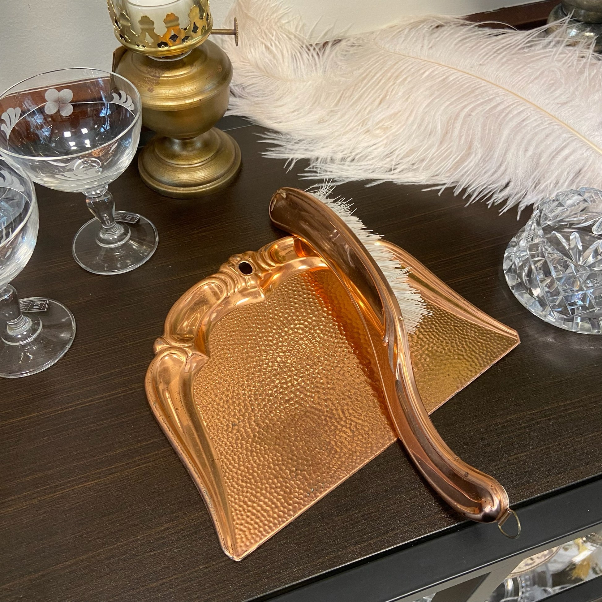 Sopborste med skyffel i kopparfärg.