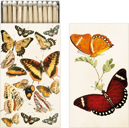 Tändsticksask med motiv av färgglada fjärilar innehållandes långa tändstickor från Sköna Ting.