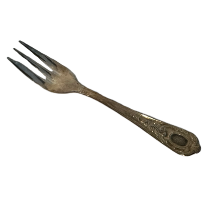 Liten, silverfärgad tårtgaffel med dekor.