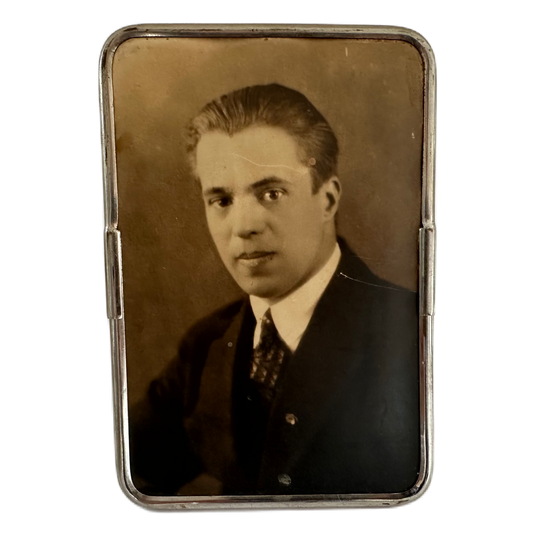 Fotografi av en ung man från 1900-talet i en silverfärgad, stående ram.