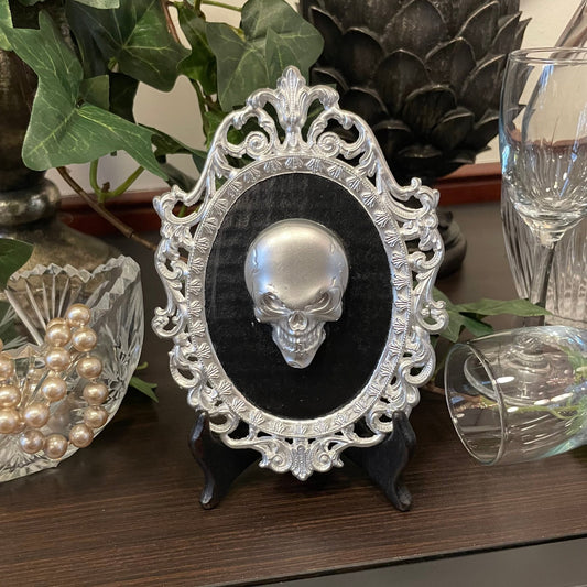 Tavla från Morbid Art by Weak Mind - Skullcandy föreställande en dödskalle i en silverram.