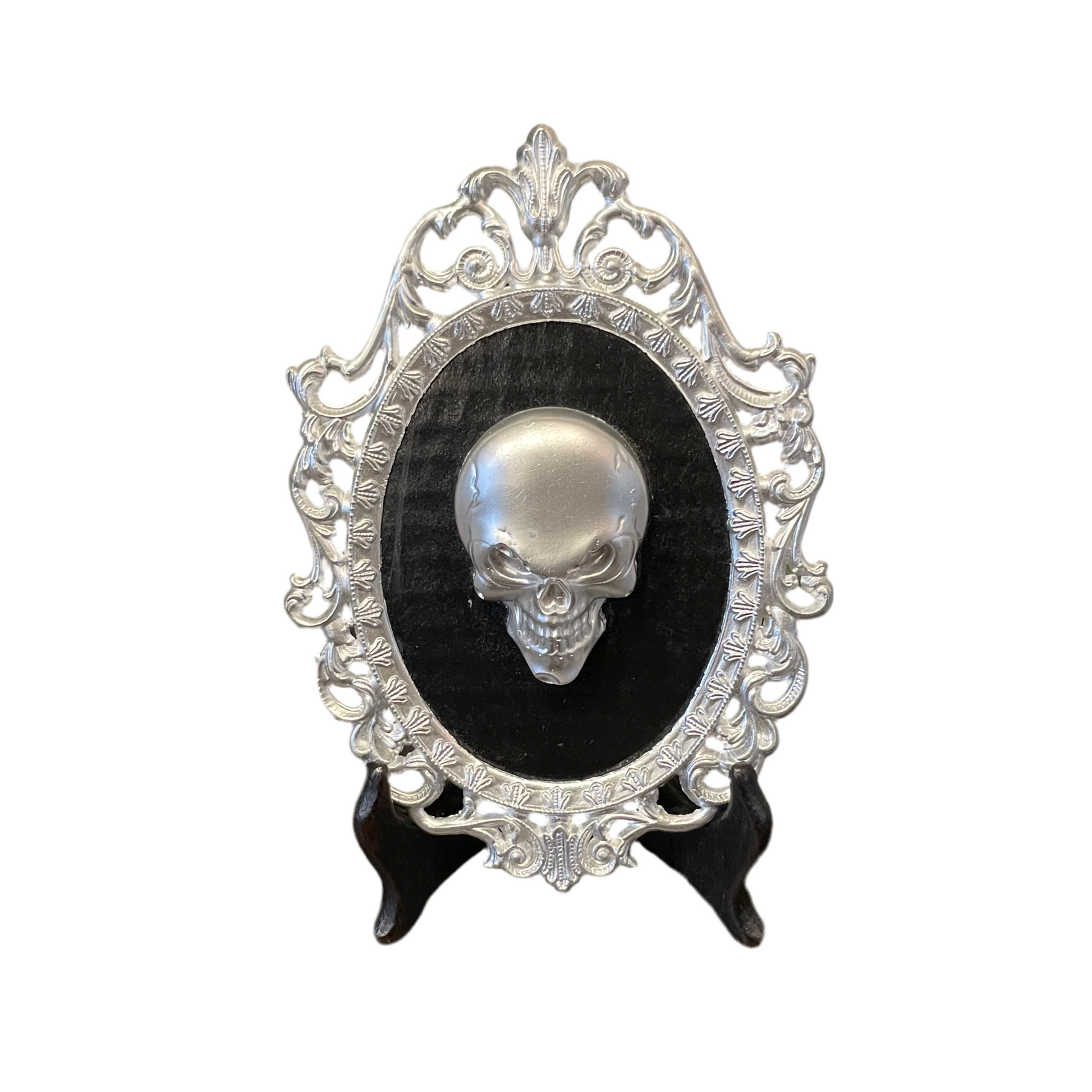 Tavla från Morbid Art by Weak Mind - Skullcandy föreställande en dödskalle i en silverram.