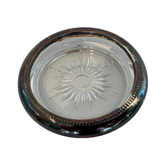 Underlägg i glas och silverpläterad metall med patina samt slipad dekor från Italien.