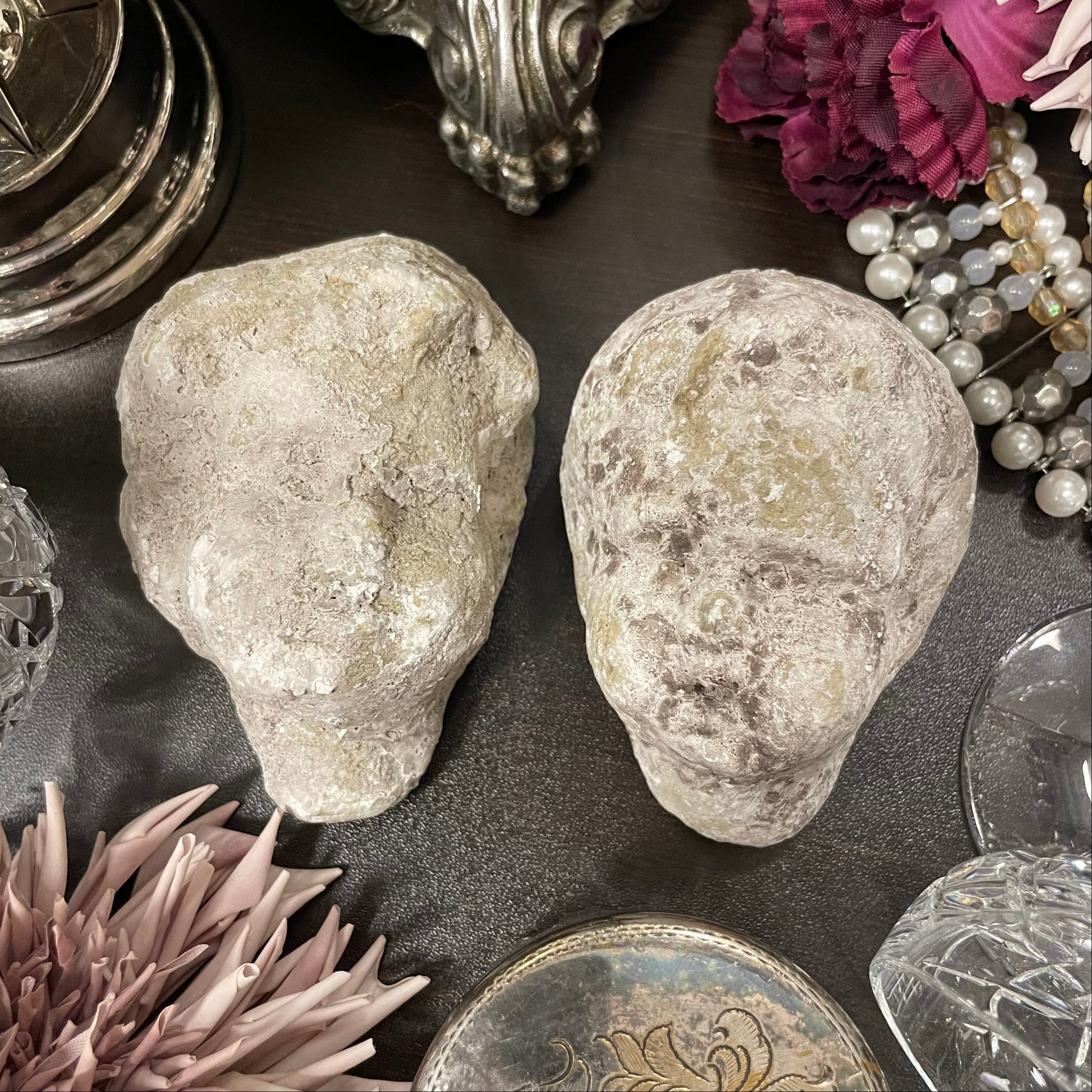 Väggdekorationer föreställandes grå huvuden av änglar från Filipiniana.